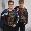 Neoontoonides inglise keelsed sõnad tumedal taustal - äge ja trendikas muster teismelistele ja vanematele.