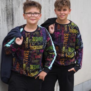 Neoontoonides inglise keelsed sõnad tumedal taustal - äge ja trendikas muster teismelistele ja vanematele.