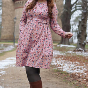 Tüdruk digiprint trikotaažist kleidis, kangas sarjast Happy Together by Bienvenido Colorido, toon vanaroosa