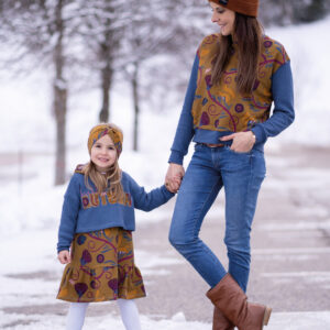 Vahvad oravad, väädid ja lilleõied oliivirohelisel tasutal dressikangal sarjast Ardilla by Bienevenido Colorido