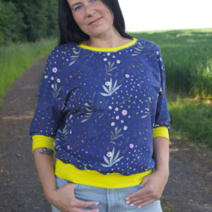 Erinevate lilleõiete, raagudega dressikangas sinisel taustal - sobib nii noortele kui vanadele.