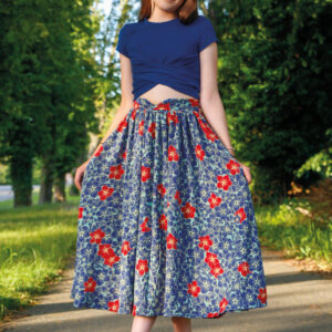 Sügavates sinistes ja punastes toonides lilleõite mustriga (hipaania.k florecita - väike lill) viskooskangas -  Florecita by Bienvenido Colorido