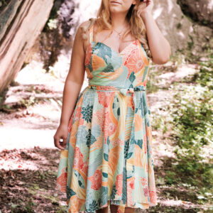 Pastelsetes toonides džunglitaimedega mustriga (hipaania.k selva - dzungel) viskooskangas -  Selva by Bienvenido Colorido 