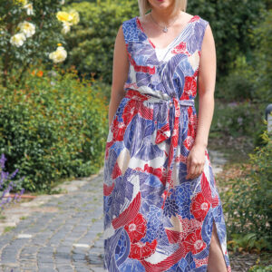 Sügavates siniste ja punastes toonides džunglitaimedega mustriga (hipaania.k selva - dzungel) viskooskangas -  Selva by Bienvenido Colorido. Kaunis suvine maxikleit blondi naise seljas.