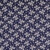 Mustriga puuvillane popliin - valged lilled tumesinisel