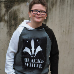 Aasaline-dressiriie-kupong-pesukaru-smaragdroheline. Varrukad valge ja must dressikangas.