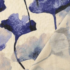 Elegantne ja õhuline kangas, millel digitrükis suured sinised lilled heledal taustal