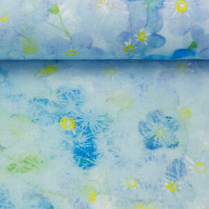 Õhuline ja elegantne viskooskangas, millel helesinistes toonides õied.