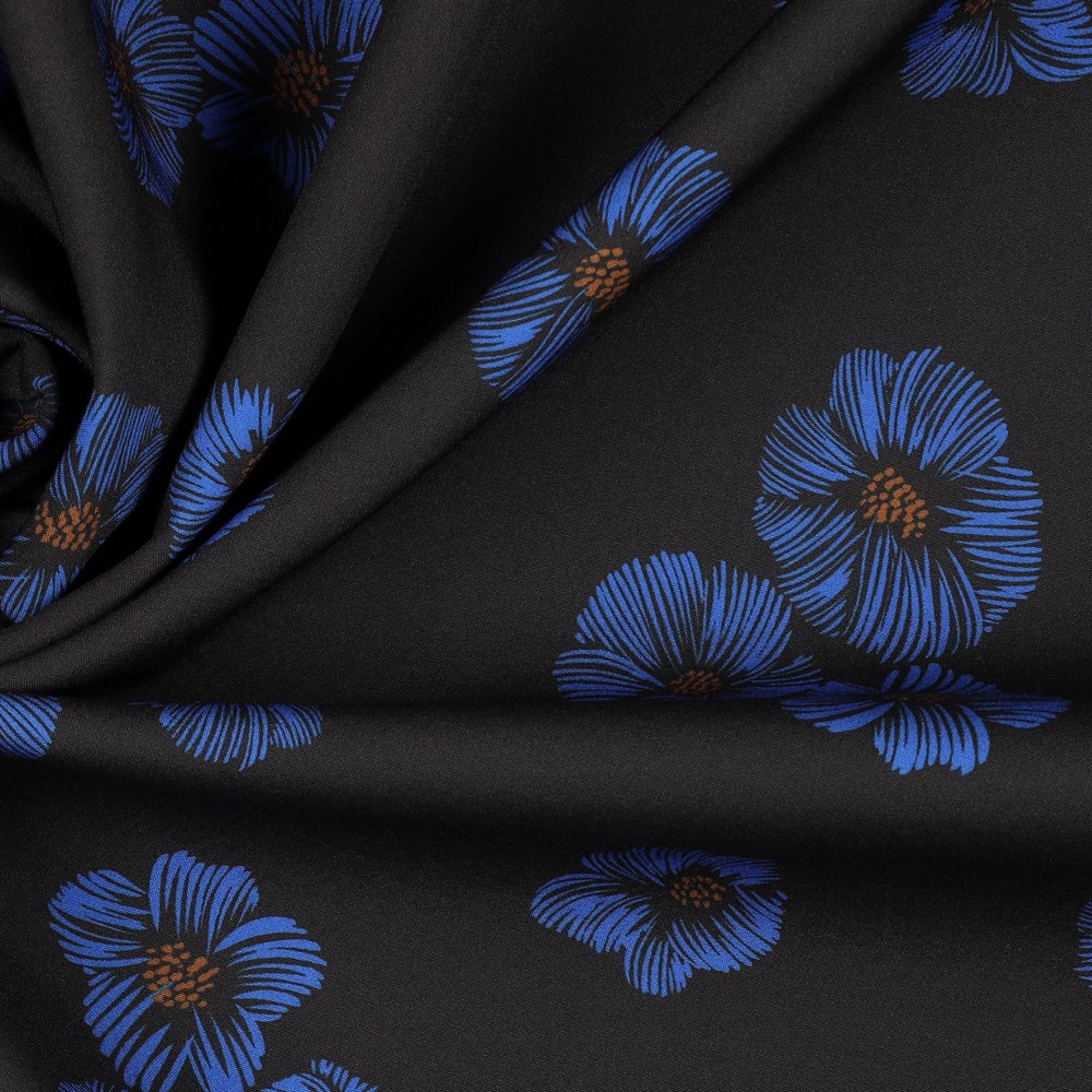 Tumesiniste lilledega mustal taustal softshellkangas, mille pahem pool tumehall fliisine.