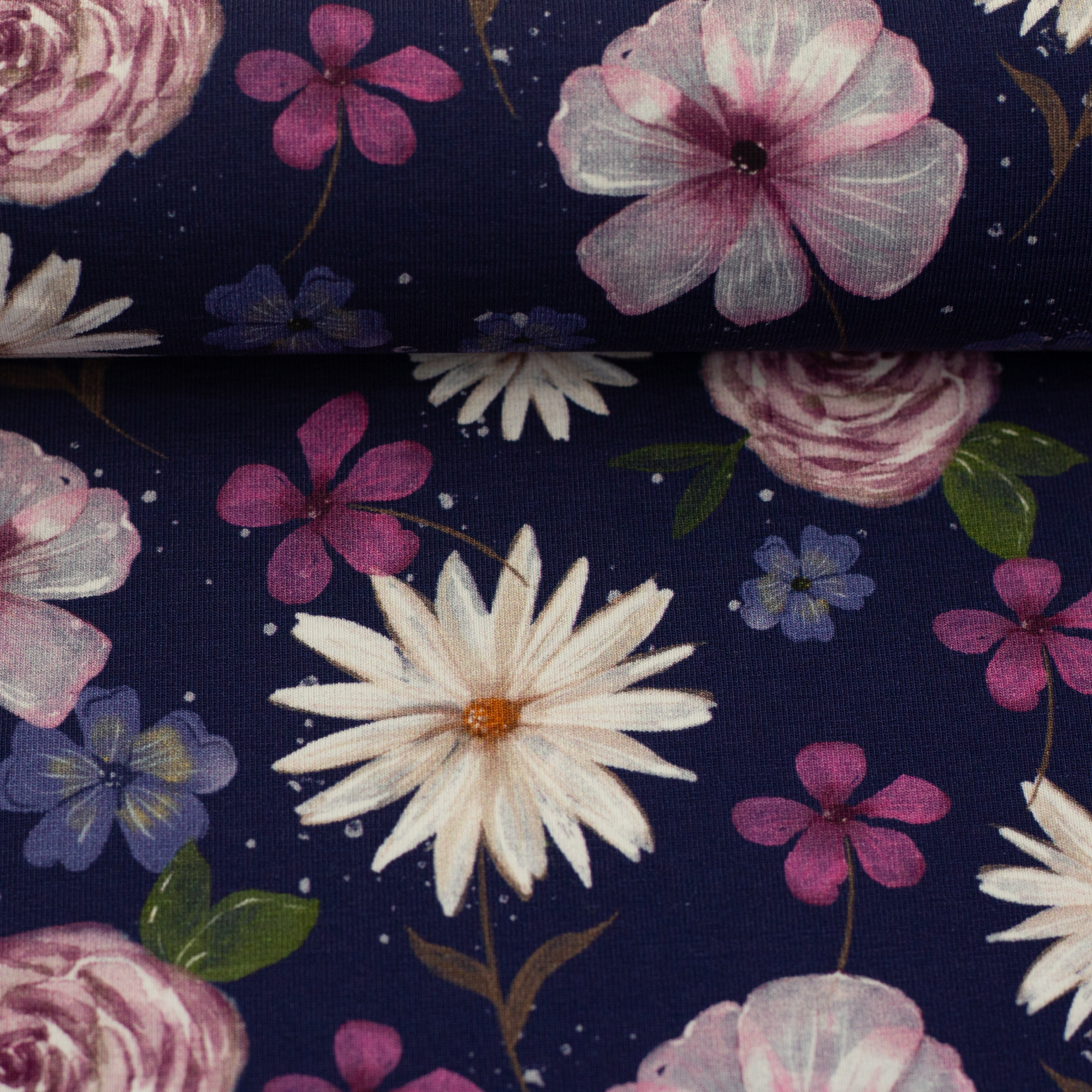 Modaal ja puuvillaga dressiriie - lilled tumedal. Sobib laste ja naiste riiete õmblemiseks, kleidid, pluusid, pusad, seelikud.