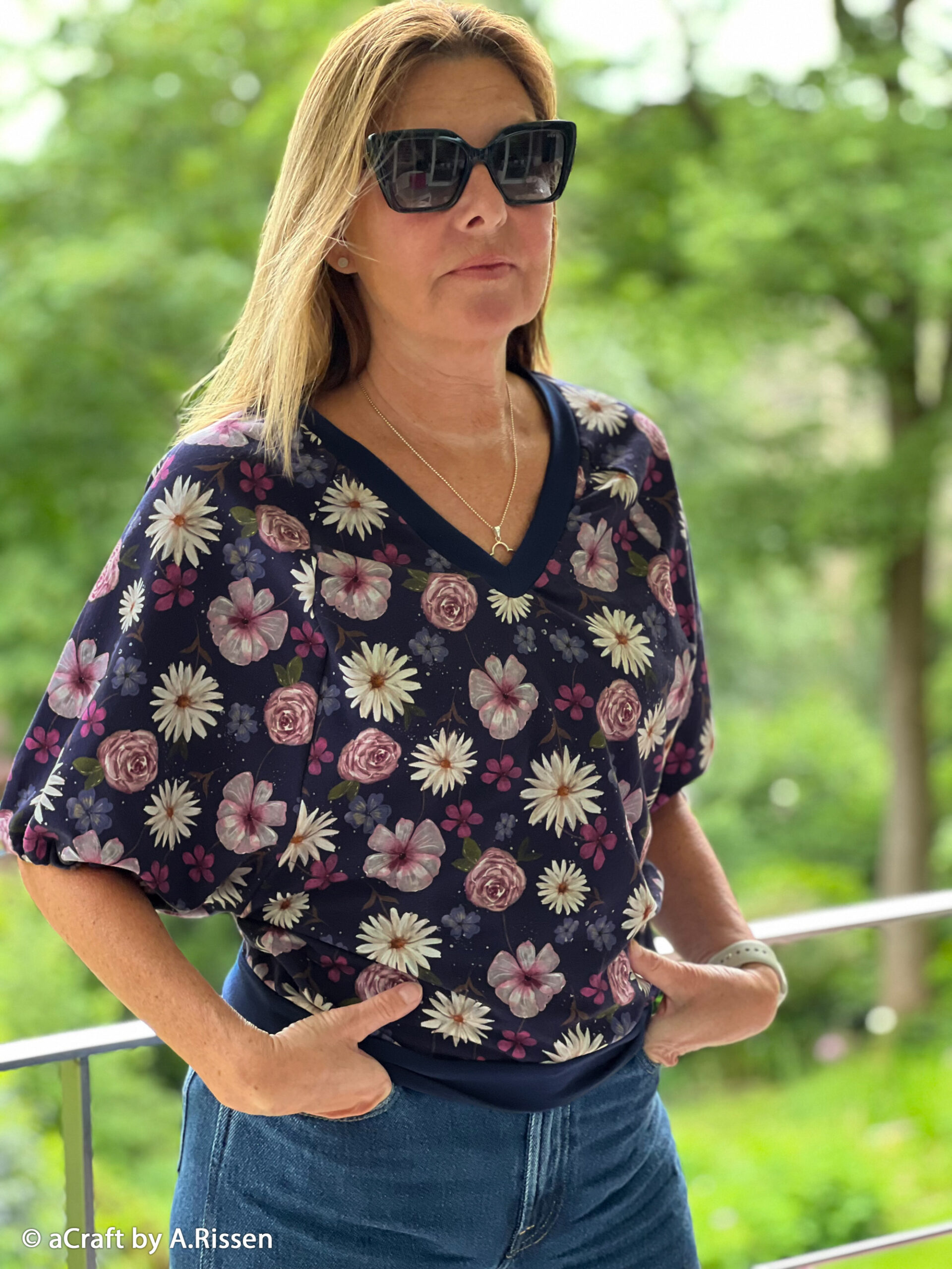 Modaal ja puuvillaga dressiriie - lilled tumedal. Modaal ja puuvillaga dressiriie - lilled tumedal. Sobib laste ja naiste riiete õmblemiseks, kleidid, pluusid, pusad, seelikud.