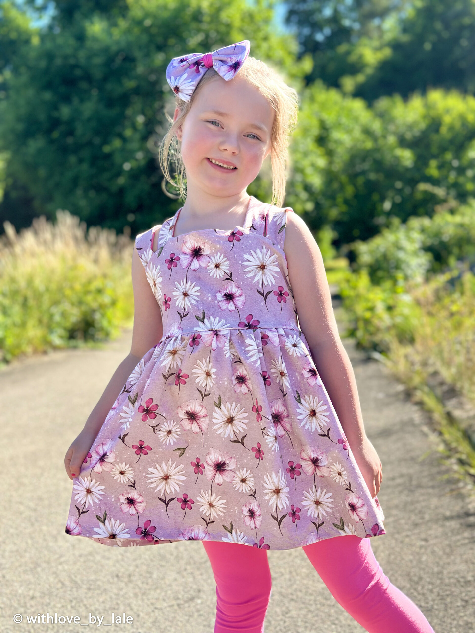 Modaal ja puuvillaga dressiriie - lilled vanaroosal. Sobib laste ja naiste riiete õmblemiseks, kleidid, pluusid, pusad, seelikud.